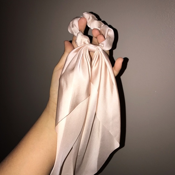 PacSun Accessories - CREAM SILKY SCRUNCHY